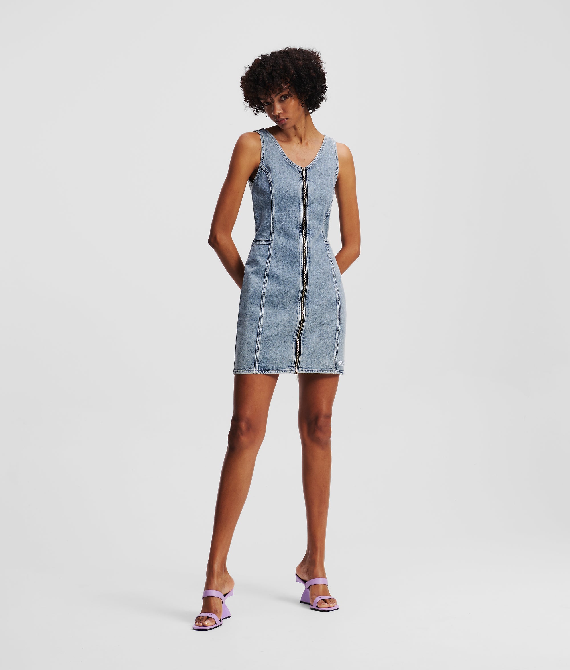 V-neck denim dress with zip-front | Sleeveless Vintage Light Blue | Women