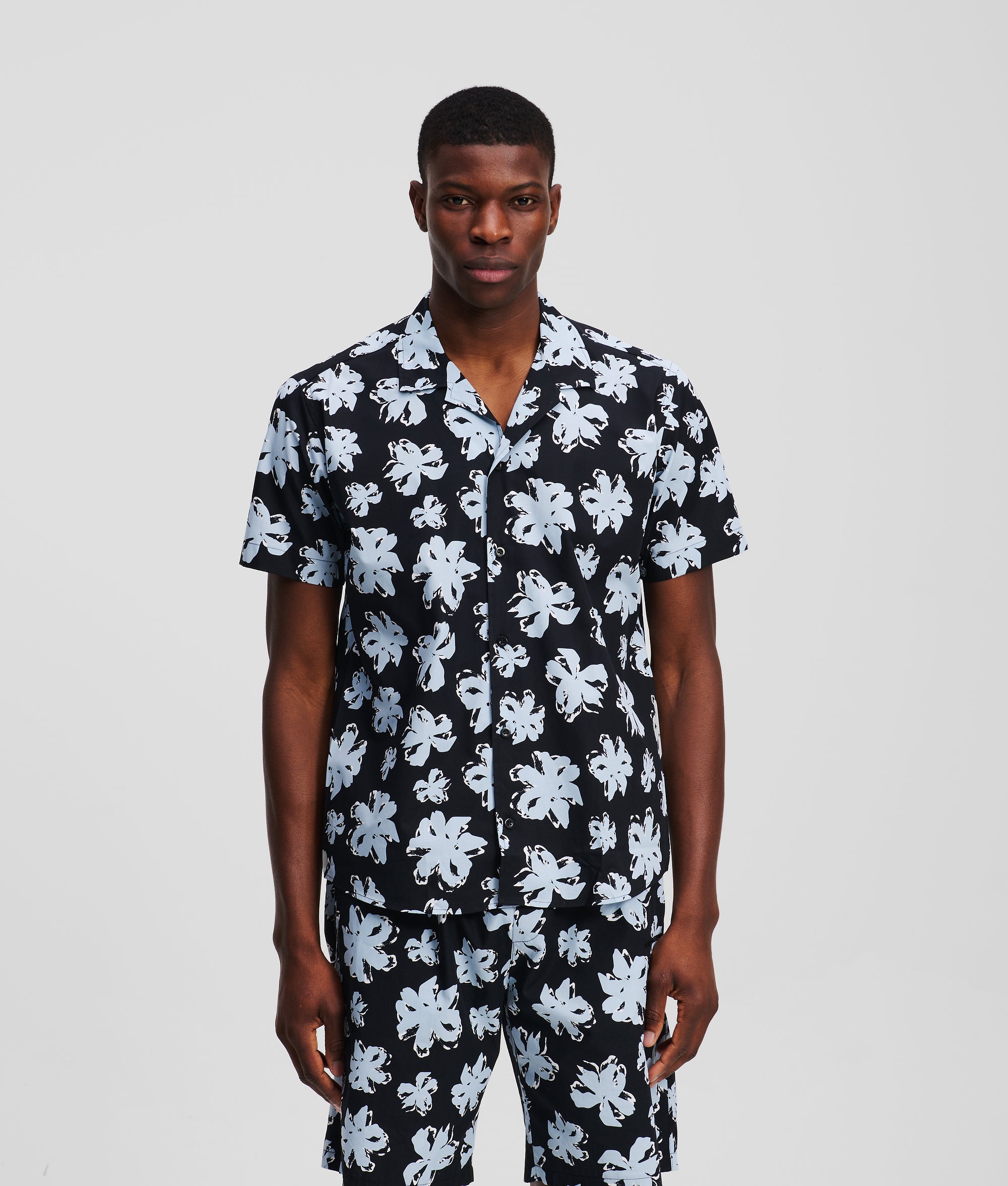 CAMISA CON ESTAMPADO DE FLORES POR TODA LA PRENDA Azul Marino