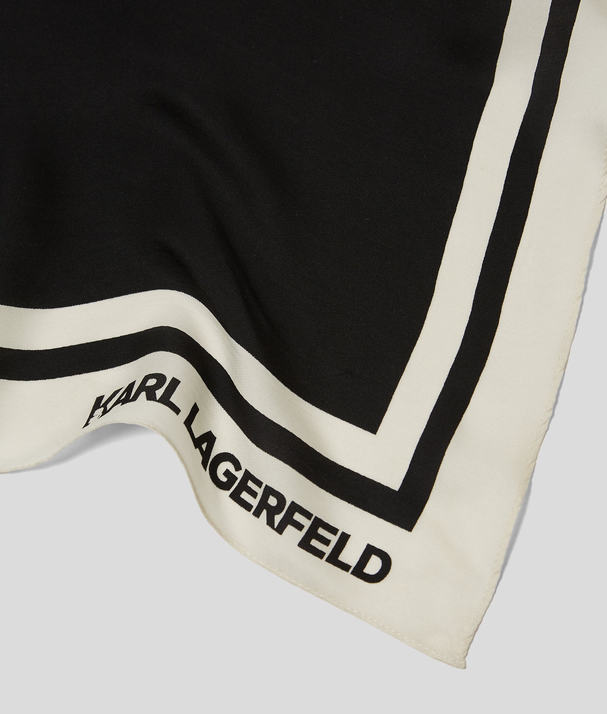 カールラガーフェルド　スカーフ　イタリア製 K/SIGNATURE SILK SCARF | Black/White | Women | KARL LAGERFELD