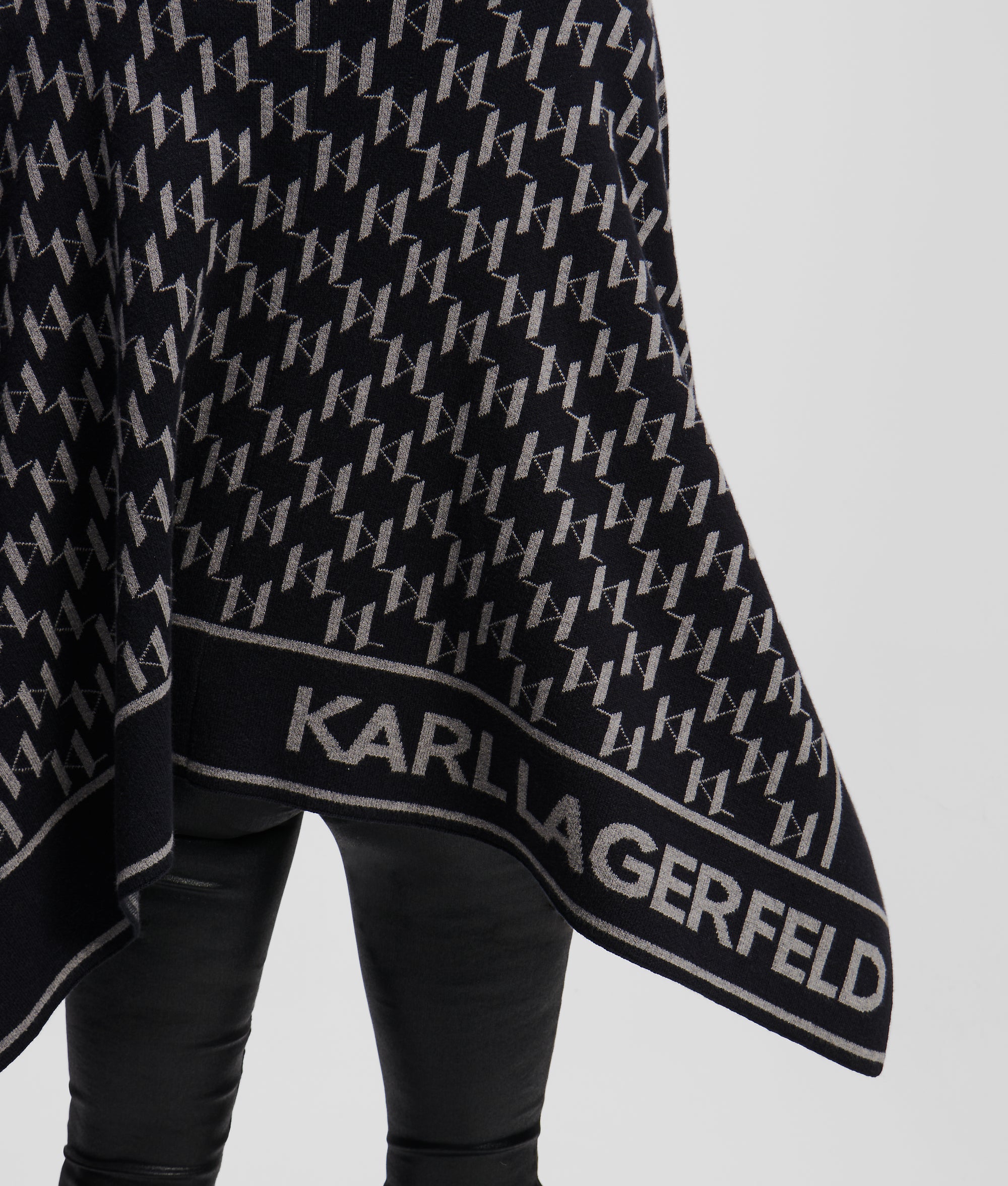 売れ筋商品|||カールラガーフェルド ニット&セーター アウター レディース Women's Sleeveless Stripe Sweater Black/ Soft White レディース ニットウェア | KARL LAGERFELD