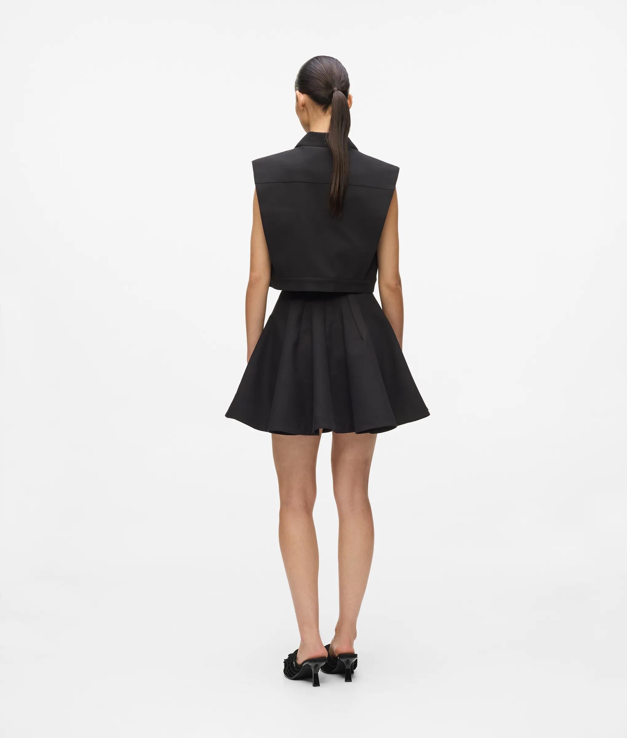 Flared pleated mini skirt with gold charm | Black | Women | KARL LAGERFELD | Page 1 Flared pleated mini skirt with gold charm | Black | Women | KARL LAGERFELD | Page 1